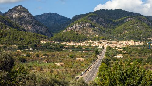 Blick auf die Stadt Inca & die Berge des Tramuntana-Gebirges im Zentrum der Insel Blick auf die Stadt Inca & die Berge des Tramuntana-Gebirges im Zentrum der Insel