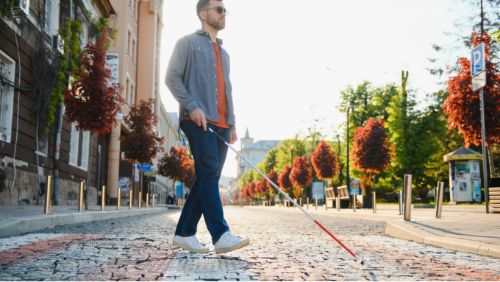 Mallorca Ausflugsziele: Mann erkundet mit Blindenstock die Stadt. Mallorca Ausflugsziele: Mann erkundet mit Blindenstock die Stadt.