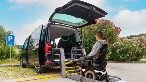 Behindertengerechtes Auto mieten: Rollstuhlfahrer steigt mithilfe einer Rampe in behindertengerechten Mietwagen ein. Behindertengerechtes Auto mieten: Rollstuhlfahrer steigt mithilfe einer Rampe in behindertengerechten Mietwagen ein.