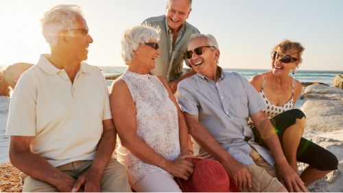 Mallorca-Urlaub für Senioren: Gruppe von Senioren entspannt sich am Strand. Mallorca-Urlaub für Senioren: Gruppe von Senioren entspannt sich am Strand.