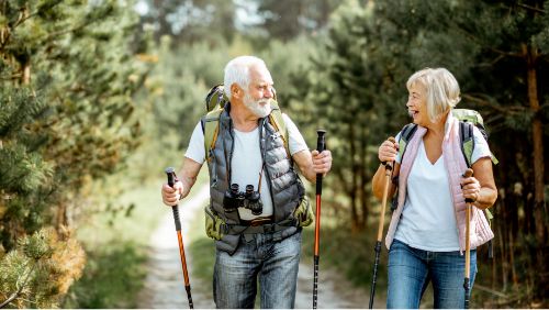Mallorca für Senioren: Ehepaar spaziert mit Walking-Stöcken durch die mallorquinische Natur. Mallorca für Senioren: Ehepaar spaziert mit Walking-Stöcken durch die mallorquinische Natur.
