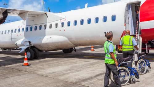 Flugreise mit Rollstuhl: Rollstühle warten beim Aussteigen am Flugzeug. Flugreise mit Rollstuhl: Rollstühle warten beim Aussteigen am Flugzeug.