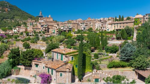 Das wunderschöne Bergdorf Valldemossa im Tramuntana Gebirge Das wunderschöne Bergdorf Valldemossa im Tramuntana Gebirge