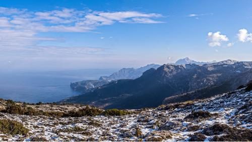 Hoch oben in der Serra de Tramuntana fällt gelegentlich Schnee Hoch oben in der Serra de Tramuntana fällt gelegentlich Schnee